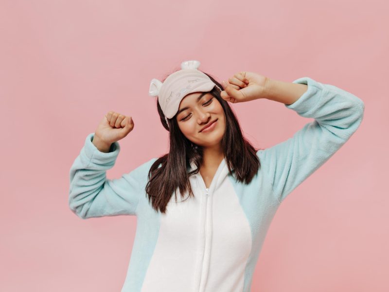 feliz-morena-mujer-asiatica-pijama-suave-antifaz-dormir-estira-sonrie-sobre-fondo-rosa-aislado feliz-morena-mujer-asiatica-pijama-suave-antifaz-dormir-estira-sonrie-sobre-fondo-rosa-aislado